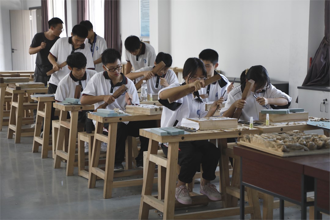 Chaozhou Secondary Vocational School Strengthens Intangible Cultural Heritage Training